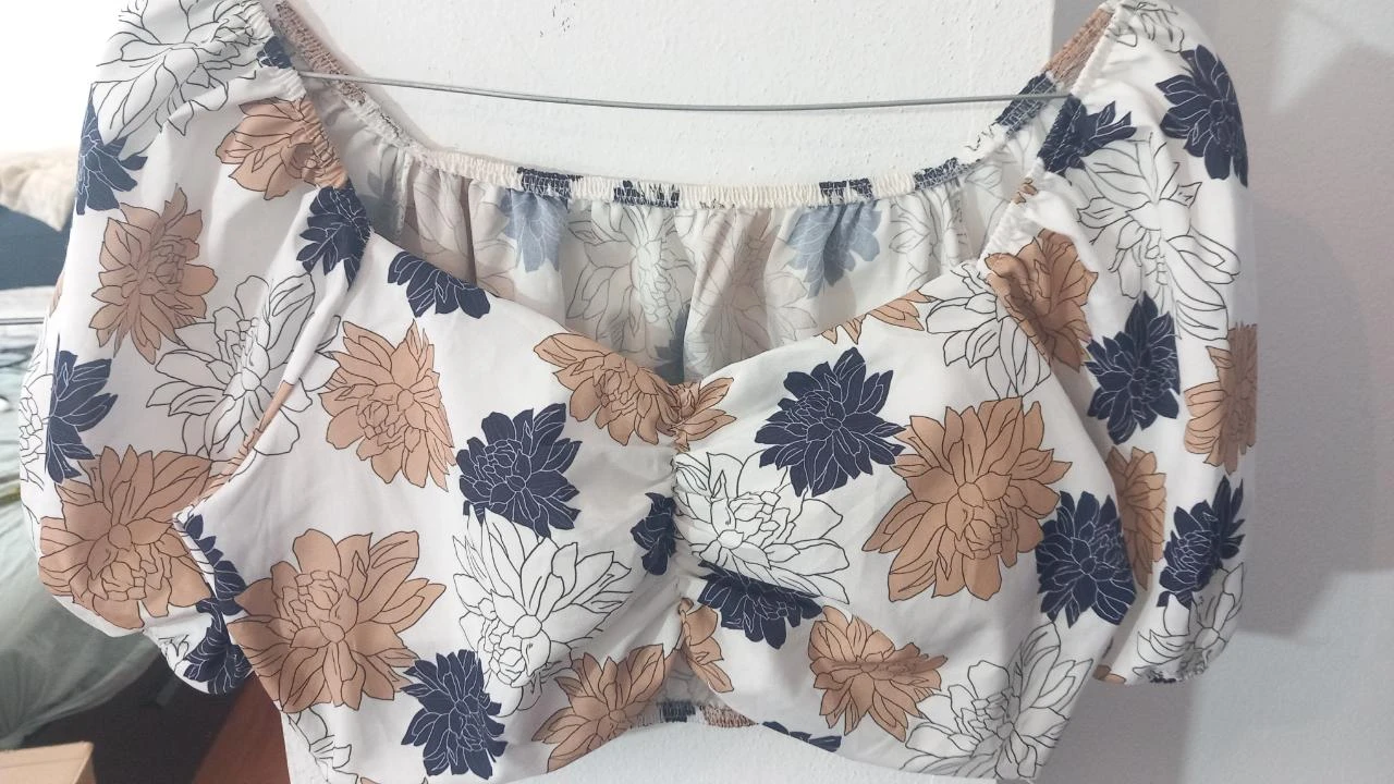 Top corto con flores / Diseño floral Talla M | Crop top florido, Talla M | Sin marca – photo 2